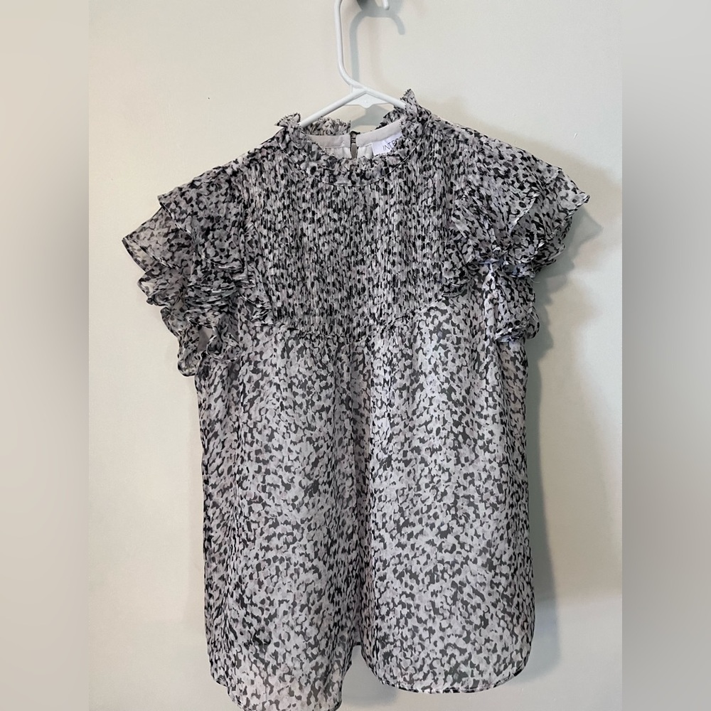 Pretty short sleeves blouse.